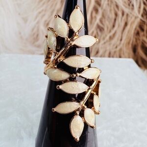 Beautiful, gold tone long leave costume statement, ring, size 5 1/4